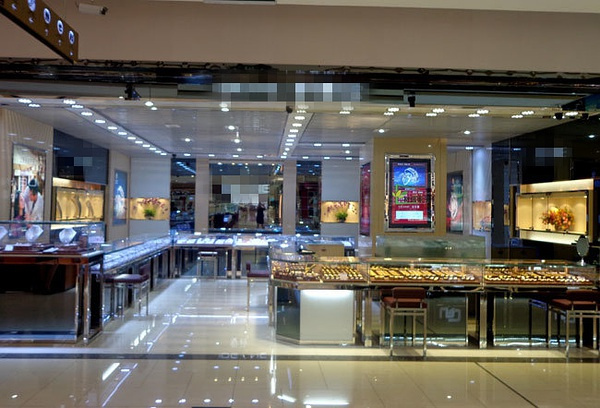 草莓视频软件下载科技液晶广告屏应用连锁珠宝店提升品牌效益